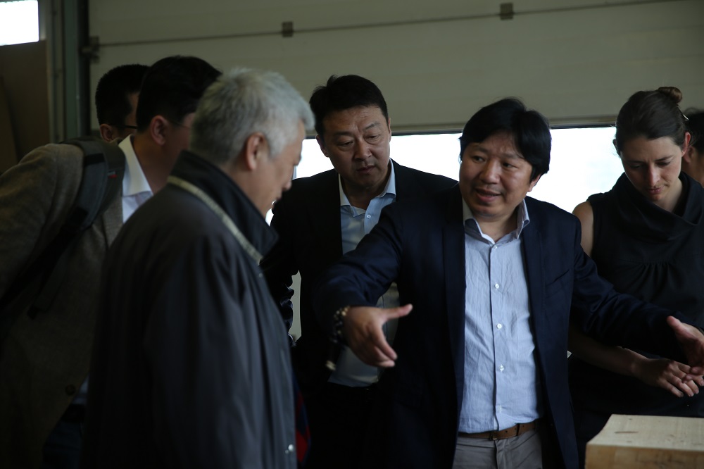 國家工信部、國家標(biāo)準(zhǔn)化委員會(huì)、德國經(jīng)濟(jì)和能源部在德國萊比錫召開了《中德智能制造/工業(yè)4.0標(biāo)準(zhǔn)化工作組會(huì)議》。會(huì)議期間，一行人參觀了位于德國萊比錫的德國國寶博蘭斯勒鋼琴廠