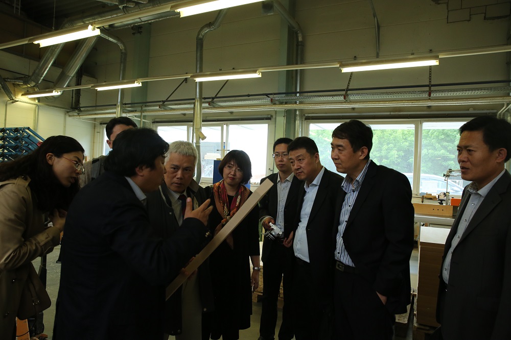 國家工信部、國家標(biāo)準(zhǔn)化委員會(huì)、德國經(jīng)濟(jì)和能源部在德國萊比錫召開了《中德智能制造/工業(yè)4.0標(biāo)準(zhǔn)化工作組會(huì)議》。會(huì)議期間，一行人參觀了位于德國萊比錫的德國國寶博蘭斯勒鋼琴廠