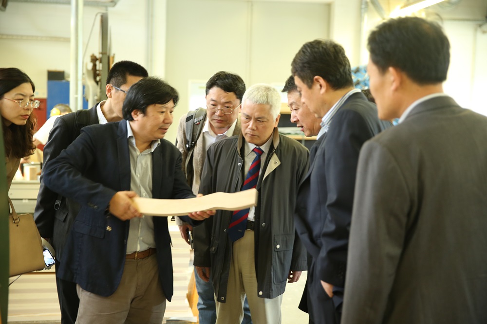 國家工信部、國家標(biāo)準(zhǔn)化委員會(huì)、德國經(jīng)濟(jì)和能源部在德國萊比錫召開了《中德智能制造/工業(yè)4.0標(biāo)準(zhǔn)化工作組會(huì)議》。會(huì)議期間，一行人參觀了位于德國萊比錫的德國國寶博蘭斯勒鋼琴廠