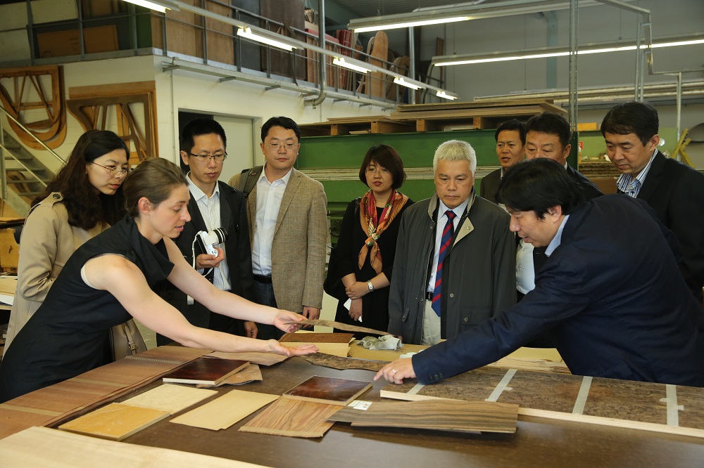 國家工信部、國家標(biāo)準(zhǔn)化委員會(huì)、德國經(jīng)濟(jì)和能源部在德國萊比錫召開了《中德智能制造/工業(yè)4.0標(biāo)準(zhǔn)化工作組會(huì)議》。會(huì)議期間，一行人參觀了位于德國萊比錫的德國國寶博蘭斯勒鋼琴廠