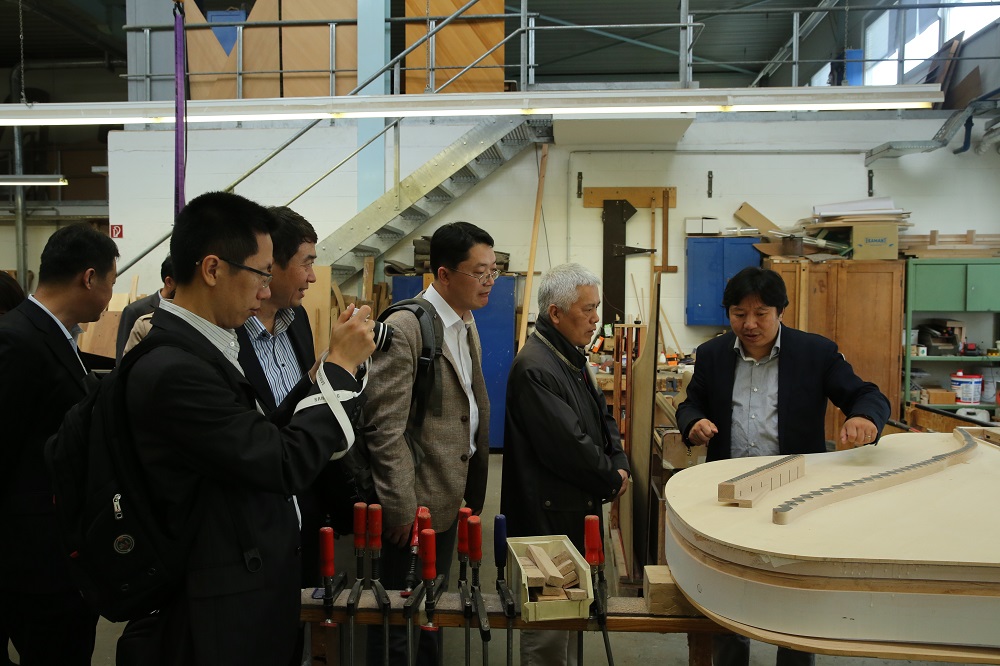 國家工信部、國家標(biāo)準(zhǔn)化委員會(huì)、德國經(jīng)濟(jì)和能源部在德國萊比錫召開了《中德智能制造/工業(yè)4.0標(biāo)準(zhǔn)化工作組會(huì)議》。會(huì)議期間，一行人參觀了位于德國萊比錫的德國國寶博蘭斯勒鋼琴廠