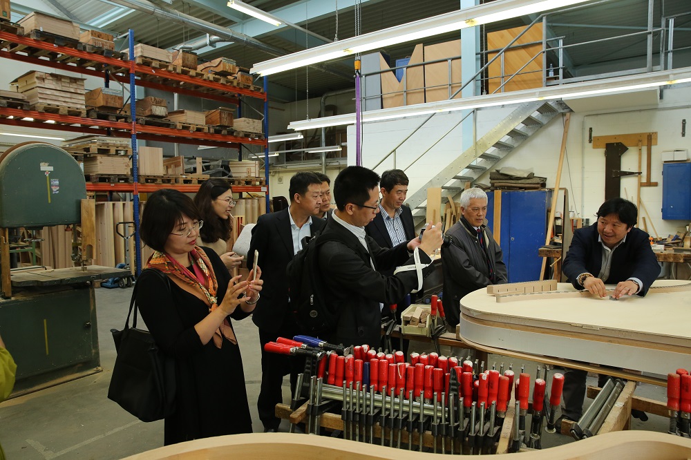 國家工信部、國家標(biāo)準(zhǔn)化委員會(huì)、德國經(jīng)濟(jì)和能源部在德國萊比錫召開了《中德智能制造/工業(yè)4.0標(biāo)準(zhǔn)化工作組會(huì)議》。會(huì)議期間，一行人參觀了位于德國萊比錫的德國國寶博蘭斯勒鋼琴廠