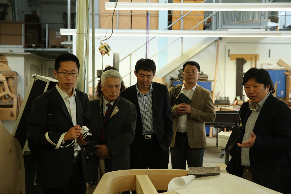 國家工信部、國家標(biāo)準(zhǔn)化委員會(huì)、德國經(jīng)濟(jì)和能源部在德國萊比錫召開了《中德智能制造/工業(yè)4.0標(biāo)準(zhǔn)化工作組會(huì)議》。會(huì)議期間，一行人參觀了位于德國萊比錫的德國國寶博蘭斯勒鋼琴廠